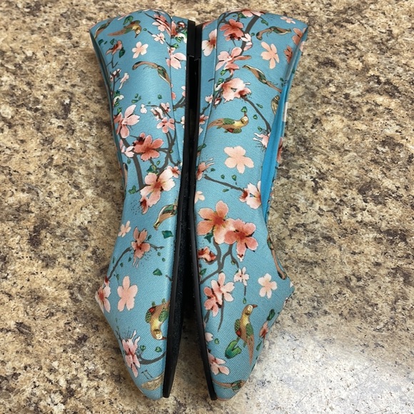 Soft Style by Hush Puppies Flats. Blue Floral Bird Design. Size 8.5. Like New! - Picture 7 of 10
